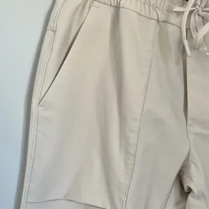 Lululemon Athletica Cream Cargo Pants Relaxed Fit. Size Large thumbnail 2