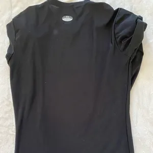 Under Armour Black Long Sleeve Top Women's Large thumbnail 3