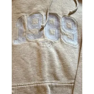 Taylor Swift 1989 Tour Hoodie Size M Grey Purple Center Pocket Cozy Official Mer thumbnail 8