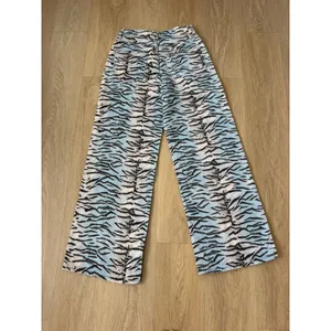 NWT Nasty Gal Tiger Print Denim Wide Leg Jeans Size 6 thumbnail 12