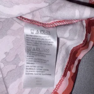 Denim & Co Active Womens Medium Red Pink Camo Short Sleeve Cotton Stretch Top thumbnail 4