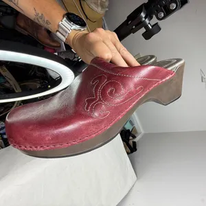 DANSKO LEATHER MULE CLOGS WINE EMBOSSED SZ 39 thumbnail 15