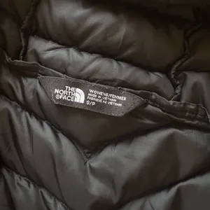 The North Face Women’s 800 Goose Down Fill Puffer Hooded Jacket thumbnail 2
