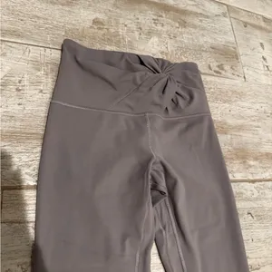 Lululemon Align High-Rise Leggings Twist Waist Full Length Violet Verbena Size 4 thumbnail 2