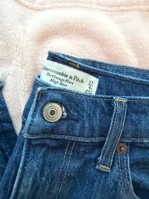 Abercrombie High-Rise Jeans thumbnail 2