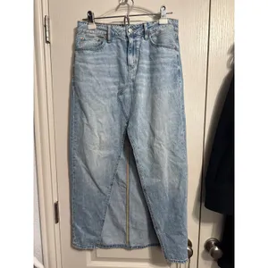 American Eagle Dreamy Drape Light Wash Low Rise Denim Maxi Skirt Front Slit Jean thumbnail 3