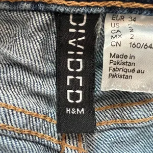 893 | H&M Divided High Waisted Relaxed Mom Jeans‎ Light Wash Blue Womens 2 thumbnail 6