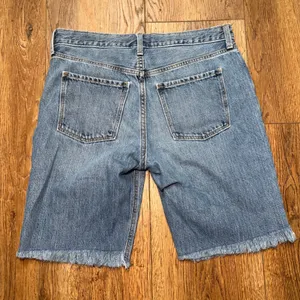 Old Navy Womens 4 Mid Rise Slouchy Denim Shorts Frayed Hem Button Fly Grunge thumbnail 6