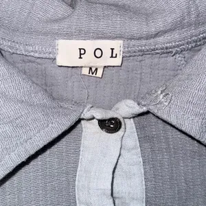 POL Button Down Top Women Medium Blue Good‎ Floral Ruffle Raw Hem UWT503 thumbnail 5