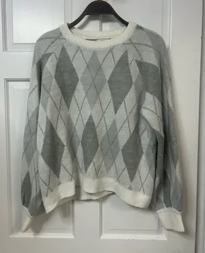 crown & ivy Grey and White Argyle Crewneck Sweater thumbnail 1