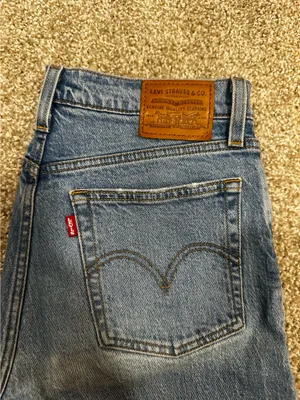 Levi’s Cropped Blue Jeans thumbnail 2