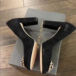 New In Box Ann Taylor Black Suede Annalise Stone Block Heel Pump Sz 7.5 thumbnail 4
