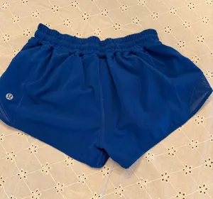 Lululemon Low-Rise Hotty Hot 2.5" Shorts Lined thumbnail 2