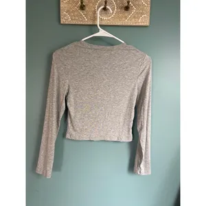 TikTok Famouse Heather Gray Long Sleeve Crop Top Shirt thumbnail 5