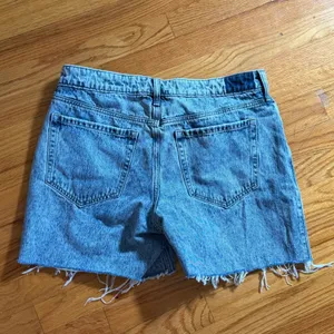 Hollister Low-Rise Baggy Denim Shorts Size 10 30 Long Light Wash Blue Raw Hem thumbnail 3