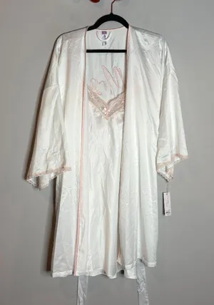 NWT Lilac & London white bridal Mrs. Cloud Dancer robe camisole set thumbnail 1