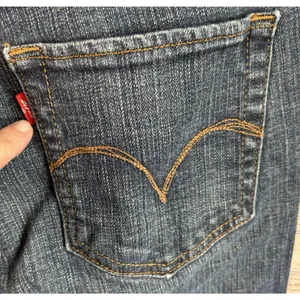 Levi’s Mid Rise Skinny Jeans Women's Size 8M Medium Wash Blue Great Condition‎ thumbnail 7