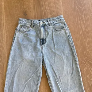 White Fox Distressed jeans Alana Size M Light Wash Blue thumbnail 2