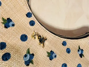 🫐👜BETSEY JOHNSON Straw Blueberry Shoulder Bag With Blueberry Pom-Pom Charm thumbnail 3