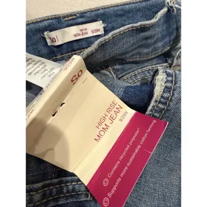 NEW SO Brand High Rise Mom Jeans Womens 29" Distressed Stretch Travel Vacation thumbnail 3