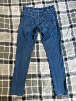 Levi's‎ Women's Shaping Legging Jeans in Medium Wash Blue thumbnail 2