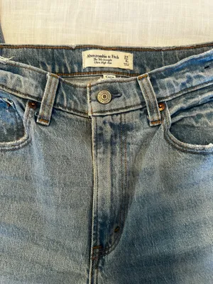 Abercrombie Jeans: The 90s Straight Ultra High Rise. thumbnail 2