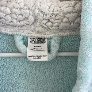 PINK Victoria’s Secret Women’s Light Blue Robe w/ White Fluffy Hood - Size M/L thumbnail 2