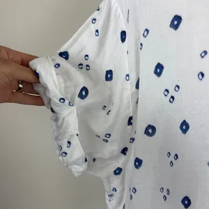 XiRENA Avery‎ Cotton V-neck Blouse in White w/ Blue Print Size Large thumbnail 6