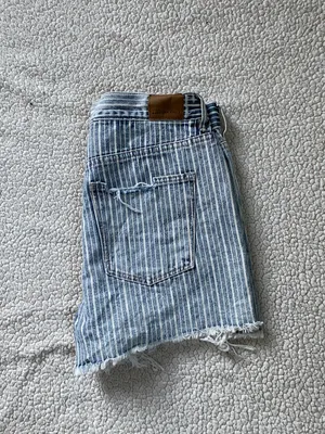American Eagle 90’s Boyfriend Shorts thumbnail 2