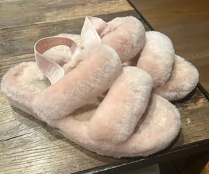 Ugg pink women’s slippers‎ size 9 thumbnail 1