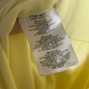 Xscape Yellow Sequined Asymmetric Neck Slit Sleeveless V-Neck Formal Gown Size 6 thumbnail 11