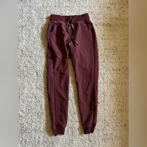 FIGS Zamora Jogger‎ Scrub Pant Size Small in Dark Cherry thumbnail 3