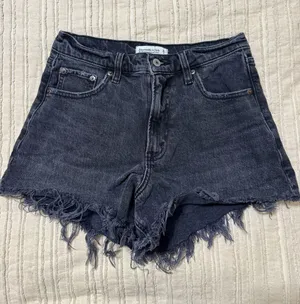 Abercrombie & Fitch The 90s Relaxed Cutoff Short High Rise thumbnail 1