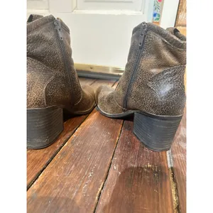 DIRTY LAUNDRY Unite Dark Brown Distressed Motorcycle Ankle Boots NEW size 5 thumbnail 3