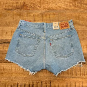 Levi's 501 Original Denim Shorts Womens 29 High Rise Raw Hem 2" Light Wash‎ NWT thumbnail 4
