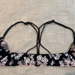 PINK Victoria's Secret Black Floral Lace Strappy Push-Up Bra thumbnail 4