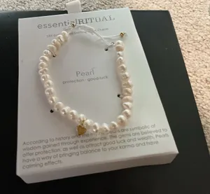 essentialRITUAL PEARL BRACELET WITH HEART thumbnail 1