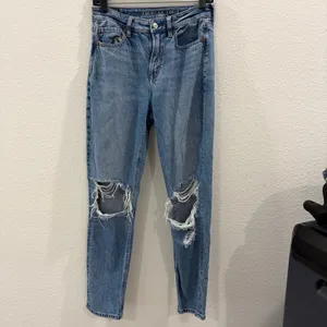 American Eagle Strigid High Waisted Ripped Mom Jean Size 4 Regular thumbnail 3