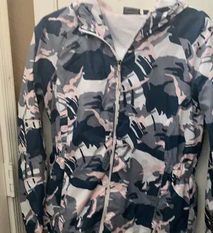 FINAL MARKDOWN Ladies new balance windbreaker medium thumbnail 1