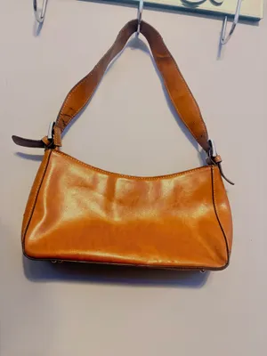 Trendy 90s/early 2000s style baguette purse in a warm camel/tan color. Perfect minimalist everyday bag that fits comfortably under the arm. thumbnail 2