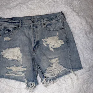 American Eagle Outfitters 90s Boyfriend Short Light Wash Distressed Denim 10 thumbnail 1