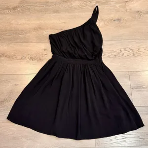 Kimchi Blue Black One Shoulder Mini Dress‎ Rayon Pleated Skirt Size Small S thumbnail 1