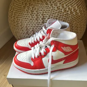 Women’s air Jordan’s mid 1 thumbnail 3