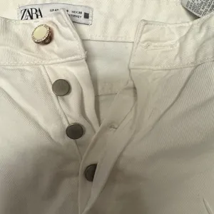 1971 | Zara Distressed High Rise Straight Leg Raw Hem White Jeans Womens‎ 8 thumbnail 5