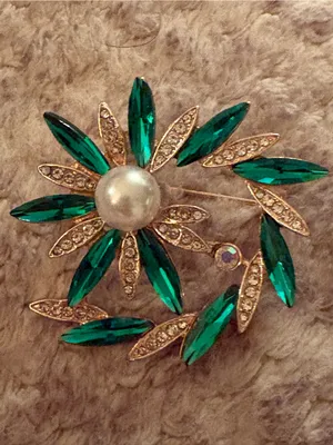 Vintage Emerald Green Rhinestone Faux Pearl Flower Wreath Brooch Gold Tone Pin thumbnail 2