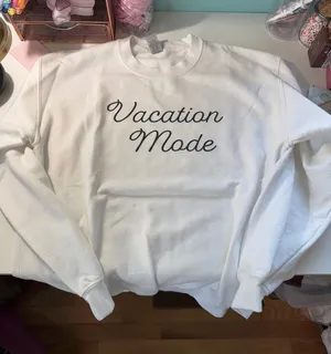 Gildan Heavy Blend White Vacation Mode Graphic Crewneck Sweatshirt‎ Medium thumbnail 1