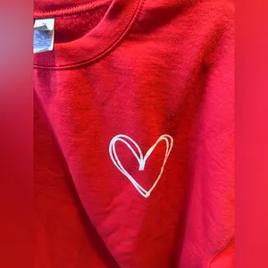 Gildan Red Unisex Sweatshirt with Heart Design Size XL thumbnail 3