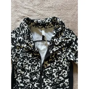 Lululemon Womens Cozy Cuddle Up Jacket Fleur Sombre White Black Fleece Sz 2 thumbnail 6