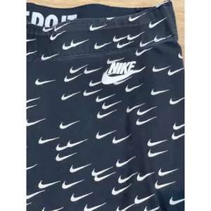 Nike Leggings Size M Black Cotton Logo Detail Mid Rise Stretch Athletic thumbnail 3