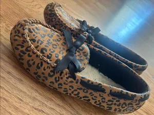 Women’s UGG Dakota Leopard Bow slippers size 6 thumbnail 1